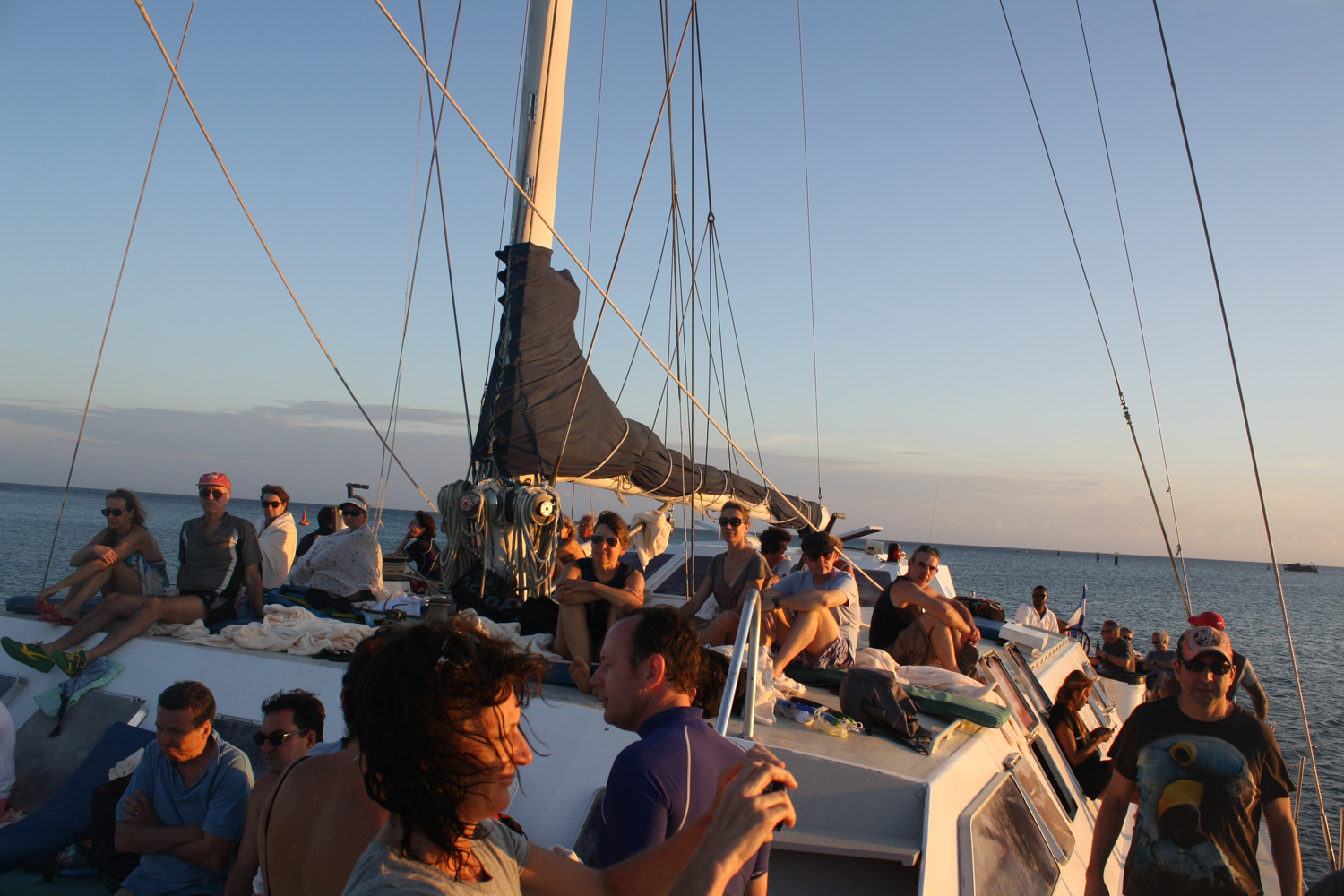 Private catamaran with drinks at sunset in Roatán.